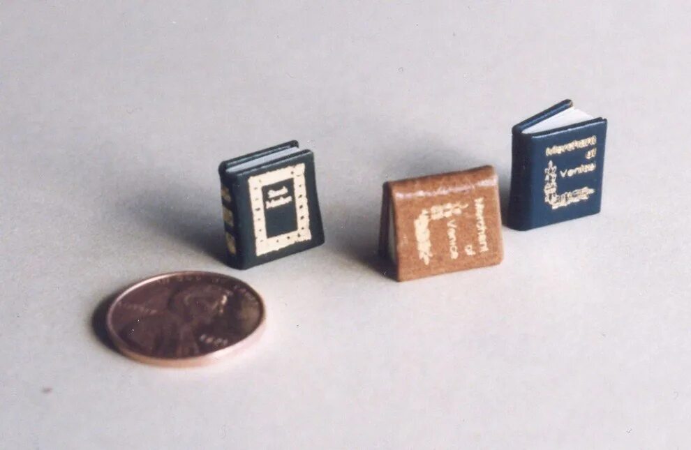 Самая маленькая книга. Самая маленькая книга Чехова хамелеон. Самая маленькая книга в мире. Самые маленькие книги в мире.