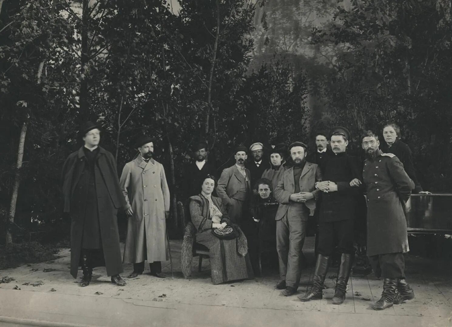 Горький на сцене народного дома. Горький и Шаляпин в 1901 году в Нижнем Новгороде. Лев толстой нижний новгород