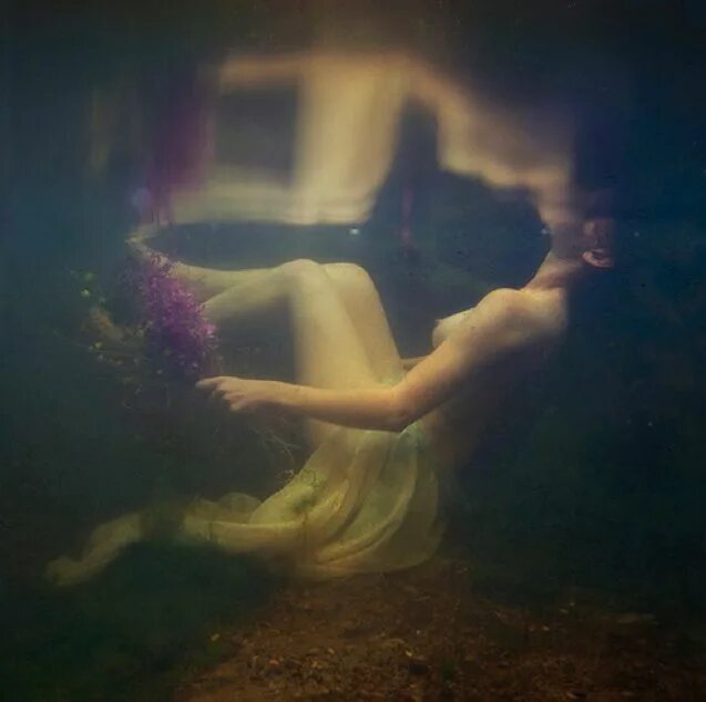 Нырять в омут. Brooke shaden фотограф. brooke shaden сюрреализм фотохудожник. подводные съёмки девушек. омут души.