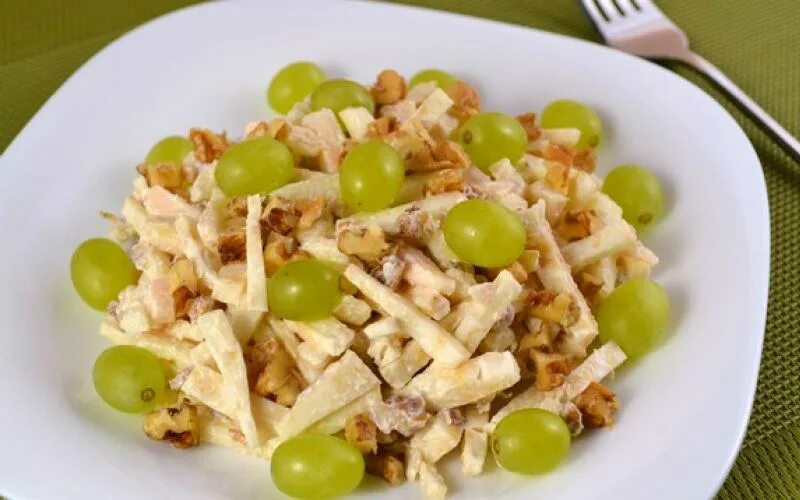 Салат с сельдереем и куриной грудкой и виноградом грецким орехом. Куриный салат с виноградом. Салат сельдерей виноград грецкий орех. Салат сельдерей виноград грецкий орех. Салат с сельдереем и виноградом.