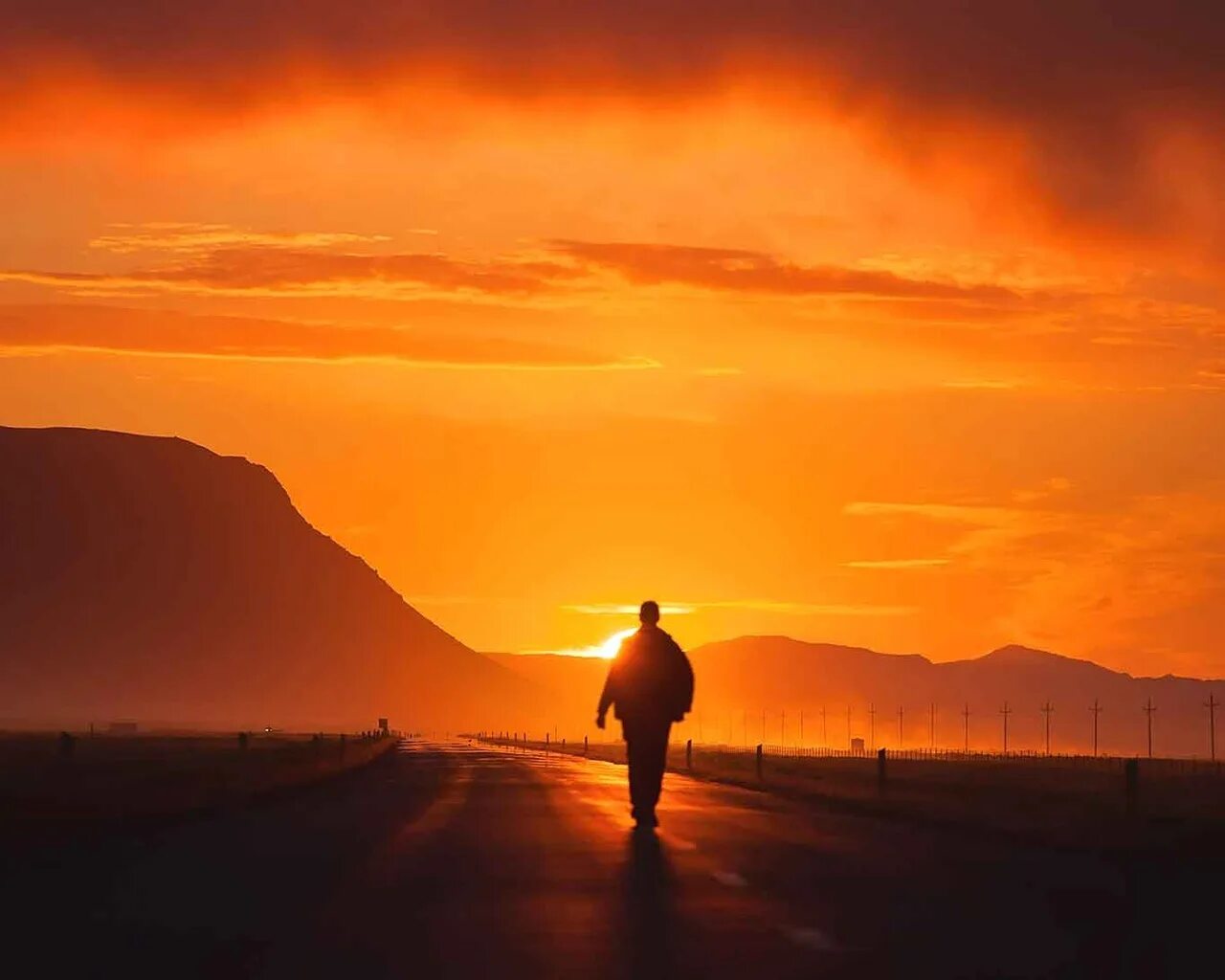 Уходит в закат. Мужской силуэт на фоне заката. Человек уходит в закат. Красивая дорога и человек. Человек уходящий в закат.
