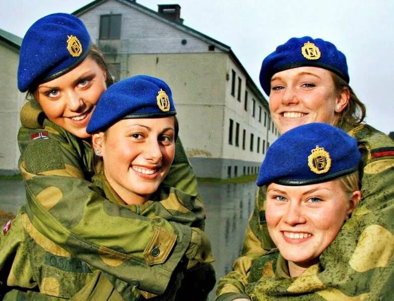 Девушки военнослужащие. Женщины в военной форме. Женщины в норвежской армии. Женщины в финской армии.