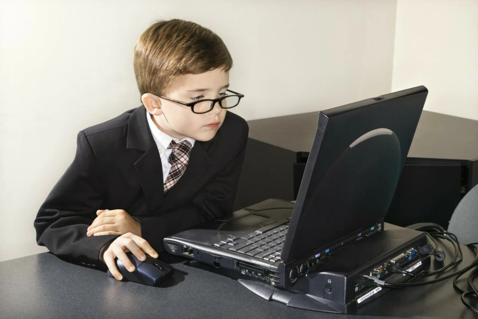Лицо пк. Ученик за компьютером. Компьютер для детей. Ребенок за компьютером. Компьютер для школьника.