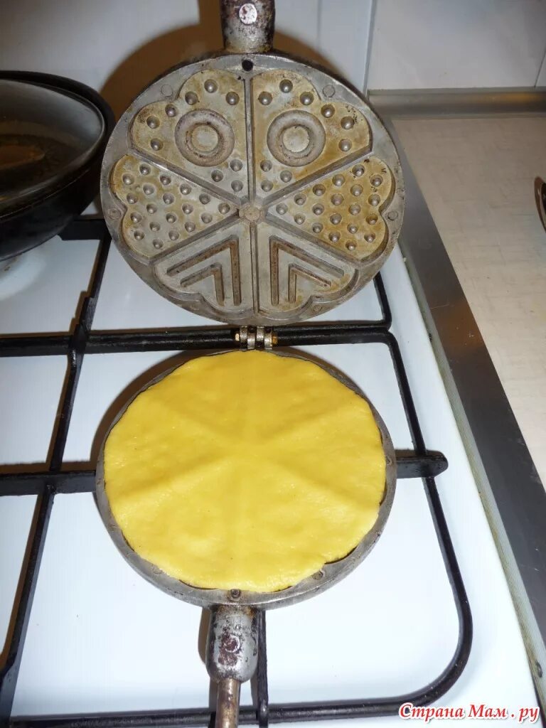 Рецепт печенья для формочек ссср на газу. Сковорода для печенья на газу. Сковорода для треугольного печенья. Печенье на сковороде. Форма для выпечки печенья на газу.