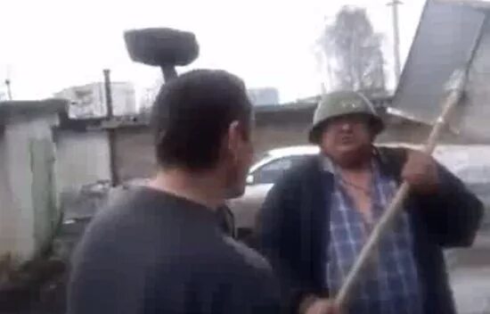 Бьют по каске. Бьют по каске