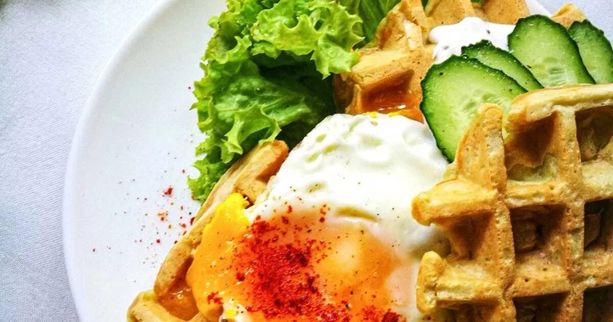 Вафли с цукини. Вафли с пюре в вафельнице. Вафли из картофельного пюре. Сосиски в вафельных коржах. Бельгийские вафли бенедикт.