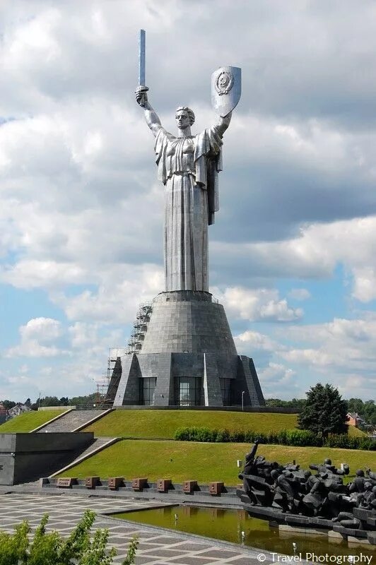 Киев город герой памятник Родина мать. Памятник Победы в Киеве. Киев статуя свободы.