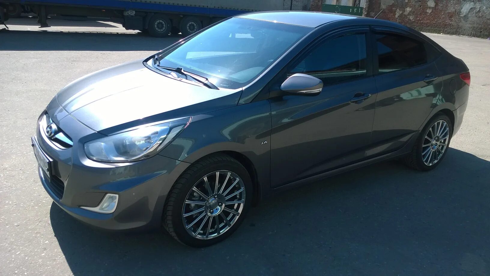 Hyundai solaris на 17 радиус диски. Hyundai solaris r16. Хендай солярис 2012 колеса. Синий солярис r17. Хендай солярис 2012 колеса.