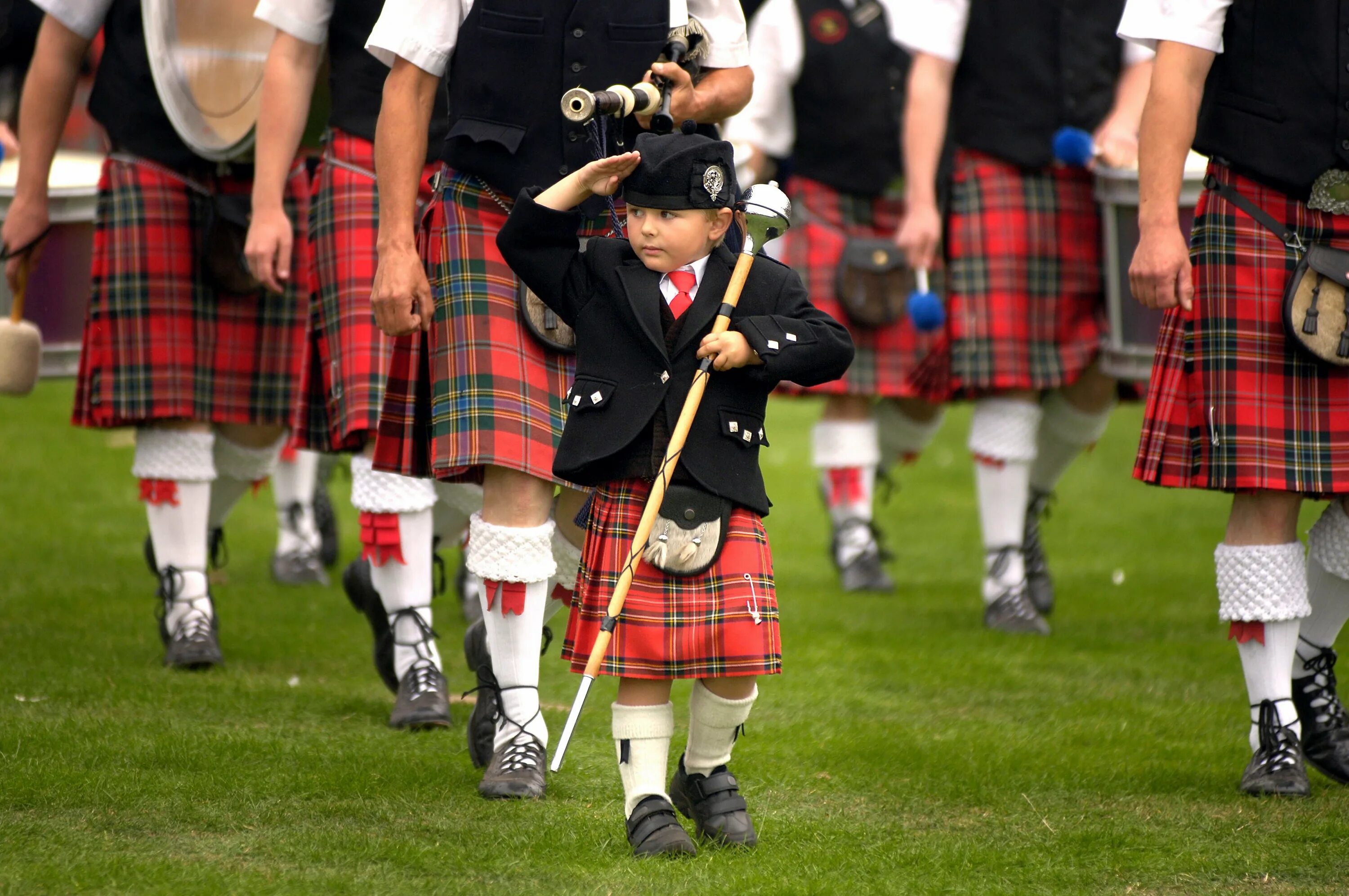 People live in scotland. Шотландия юбка килт. Килт 2022. Эстетика Шотландии килт. Шотландия традиции килт.