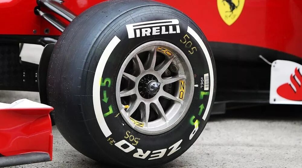 Колеса первых автомобилей. Pirelli Wheels f1 2022. Слики f1. F1 Pirelli Tyres 2022. Слик формула 1.