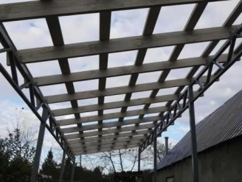 Обрешетка из профтрубы. Обрешётка под металлопрофиль на навес. каркасный навес. каркас навеса. обрешетка навеса.