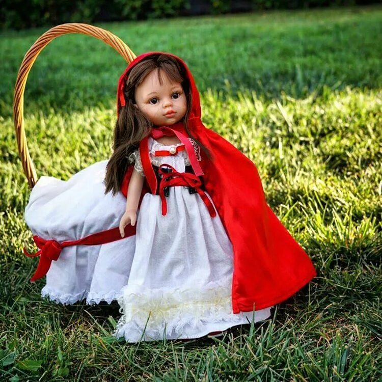 Красные куколки. Кукла красная шапочка. Костюм красной шапочки для куклы. Платье красной шапочки для куклы. Красная шапочка образ для куклы.