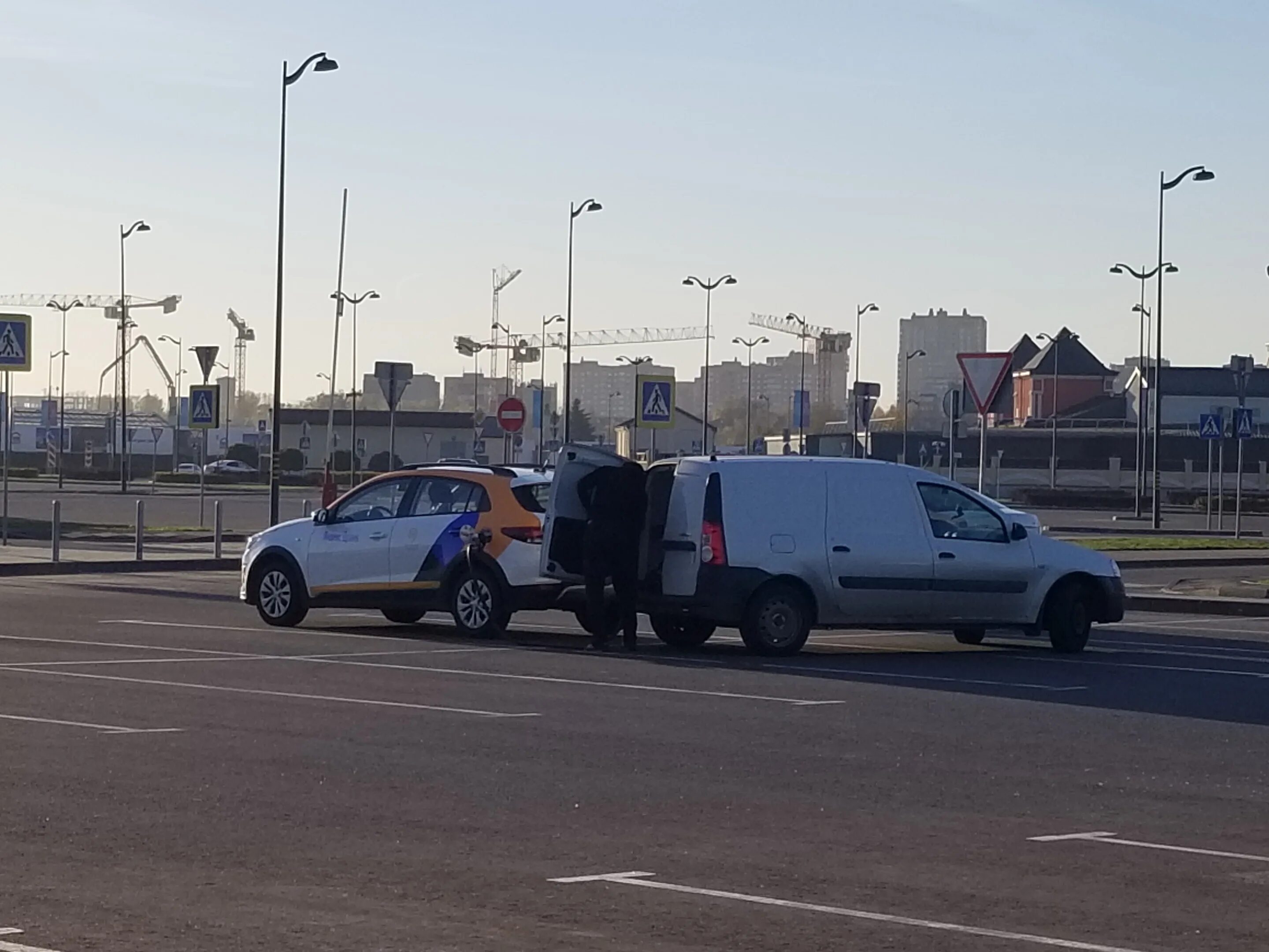 Заправщик автомобилей каршеринга. Каршеринг машины заправки. Заправка авто каршеринга. Заправка каршеринга