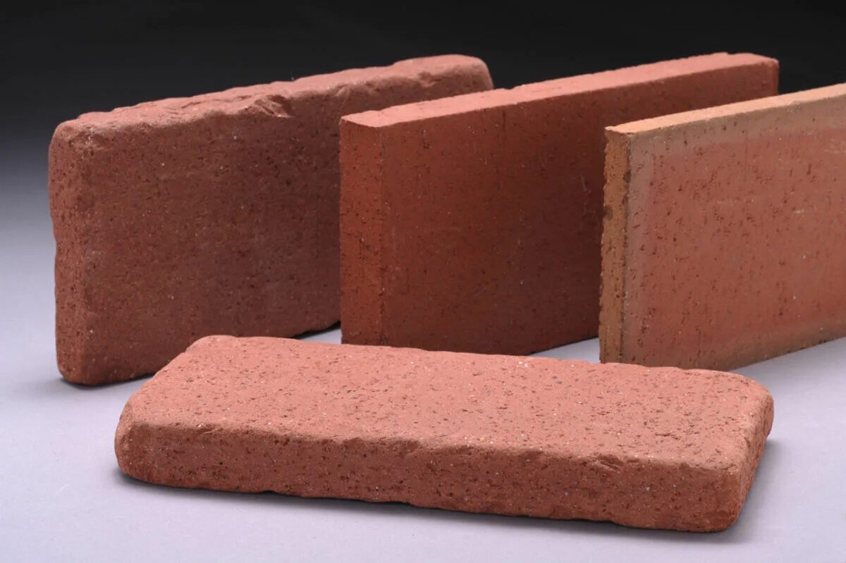 Трапециевидный кирпич. Глина для кирпича. Кирпичи складываются. Real Brick кирпич. Глиняный кирпич 5 букв