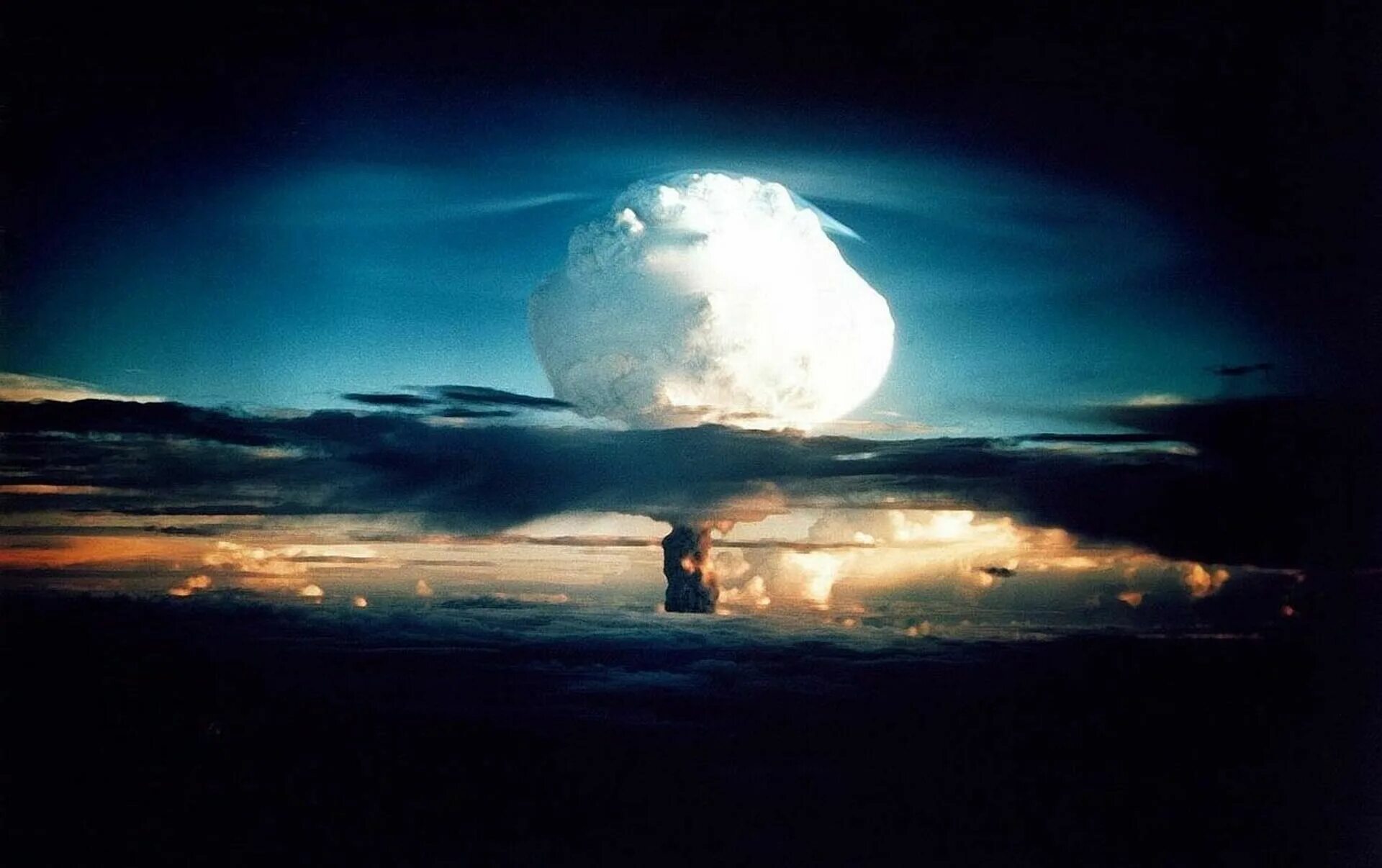 Атомные испытания. Атомная бомба Айви Майк. Ядерный взрыв водородной бомбы. Ядерный взрыв фото. Ядерный гриб.