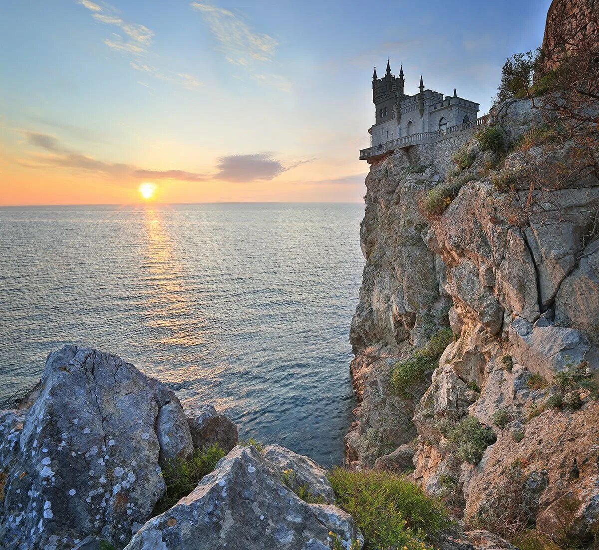 День крыма фото. Крым Ялта Ласточкино гнездо. Черное море Крым Ласточкино гнездо. Ласточкино гнездо Крым гора. Ялта Ласточкино гнездо с моря.