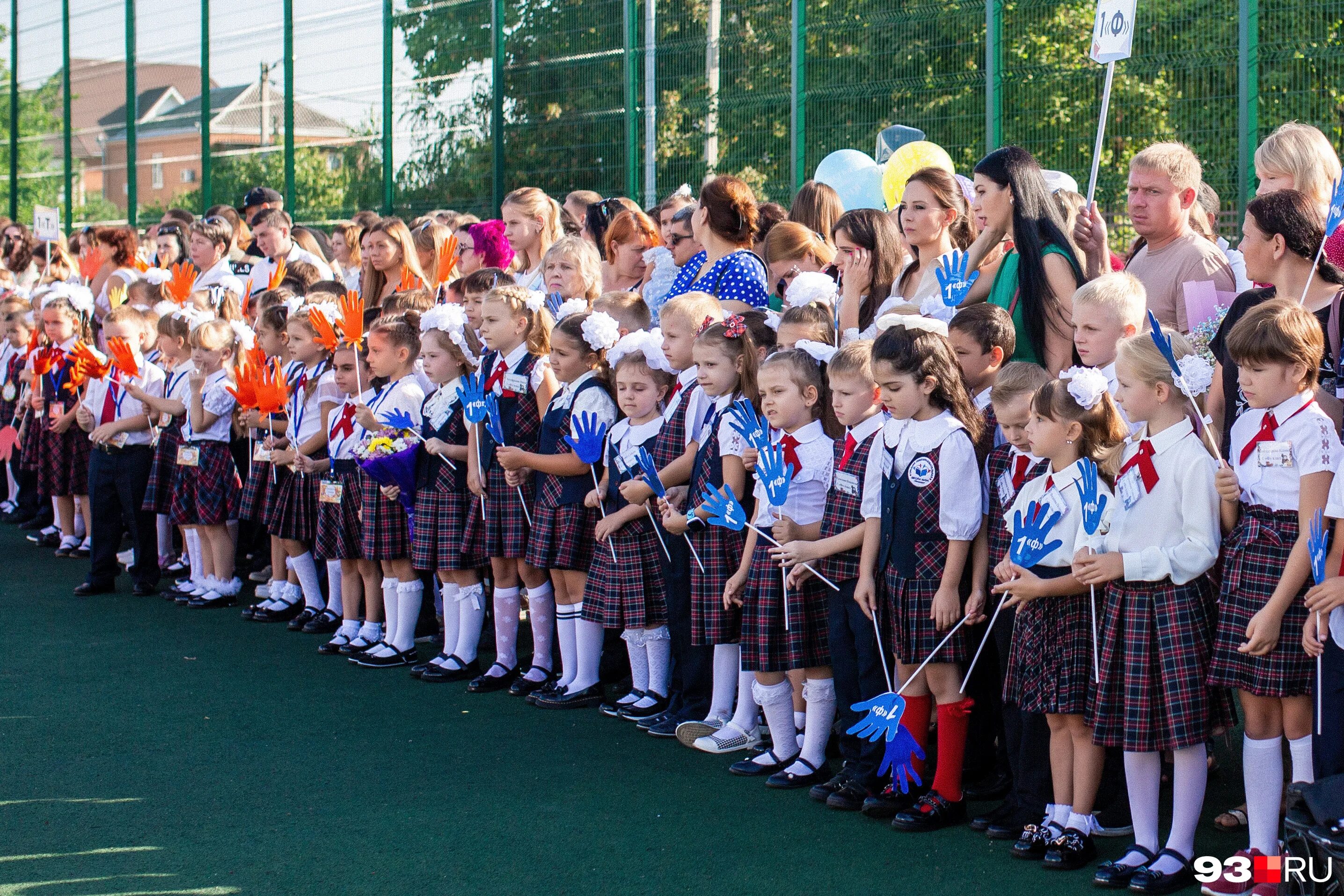 класс девочек в школе. образование в краснодаре в школах. нацпроект современная школа. школа 93 краснодар 2022. 66 школа краснодар 102.