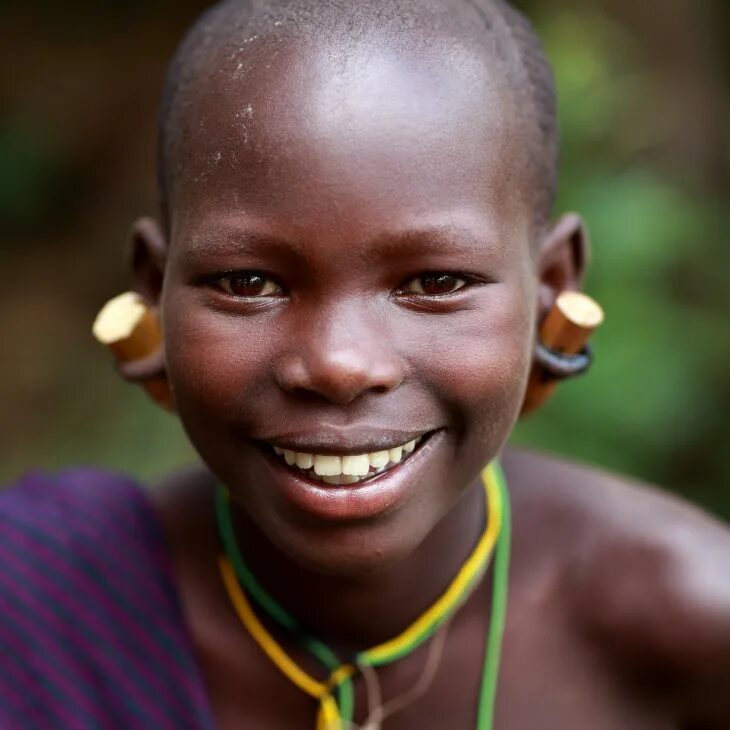 Африка молодежь. Эфиопия женщины народа сурма. Дети африки девочки. Негроидная африканская раса. Молодые африканцы.