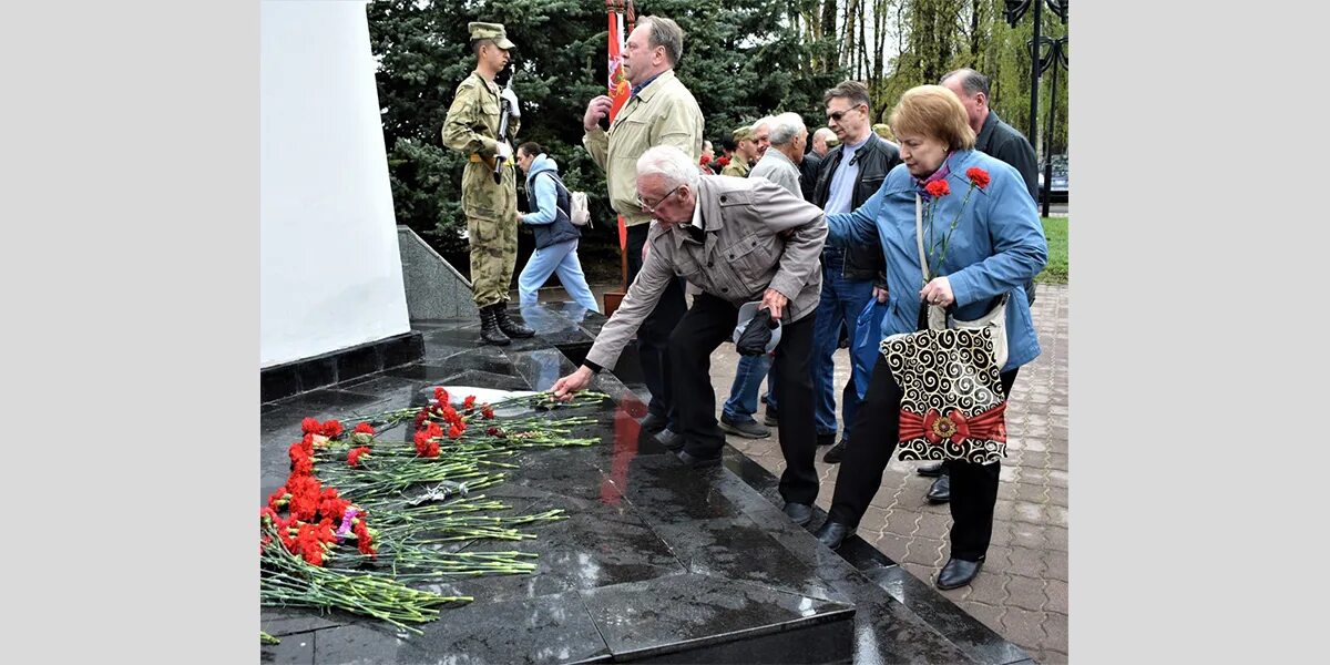 Год 37 правда. Торжественное возложение венков к монументам. Памятник чернобыльцам. Памятник чернобыльцам в Электростали. Памятник ликвидаторам аварии на Чернобыльской АЭС.