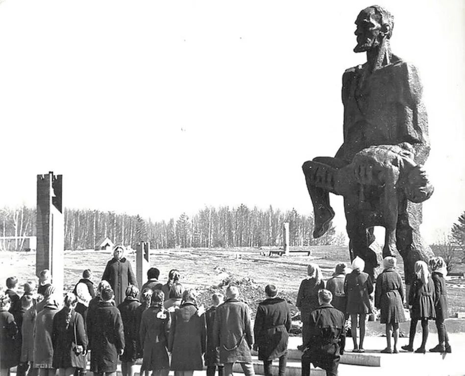 Хатынь история трагедии белорусской деревни. Трагедия в Хатыни в 1943. Сожженная деревня в Белоруссии Хатынь.