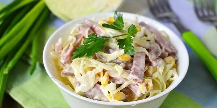 Салат с ветчиной кукурузой и огурцом. Пекинская капуста ветчина кукуруза. Салат салат кукуруза ветчина пекинская капуста. Салат из пекинской капусты с кукурузой и колбасой. Пекинская капуста с кукурузой и огурцами.