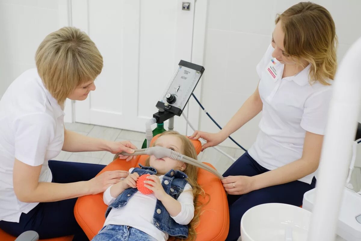 Ребенок 3 года наркоз. Аппарат Matrix седация с севораном. Седация в стоматологии для детей. Дети под седацией стоматологии. Кислородная седация в детской стоматологии.
