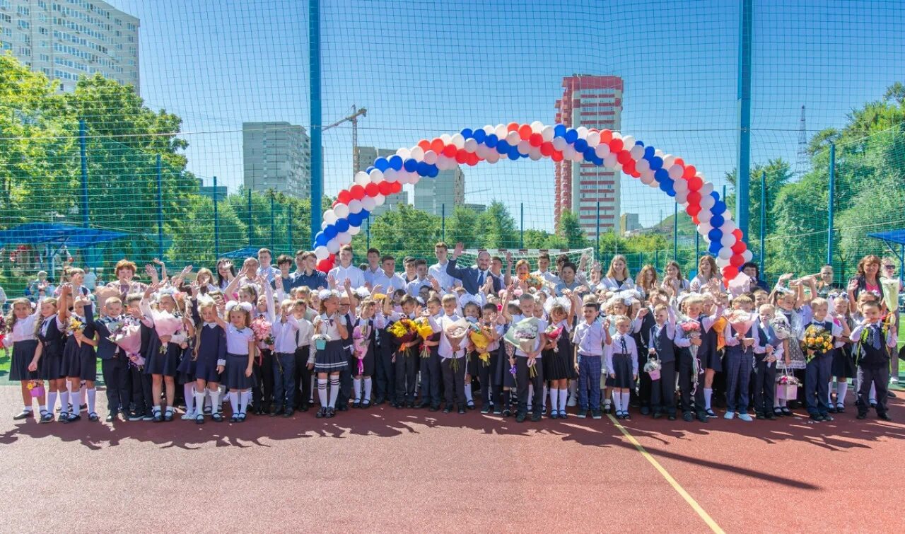 Школа 1 владивосток. Торжественная линейка в школе. Школьная линейка 1 сентября. Торжественная линейка 1 сентября. 1 Сентября линейка в школе.