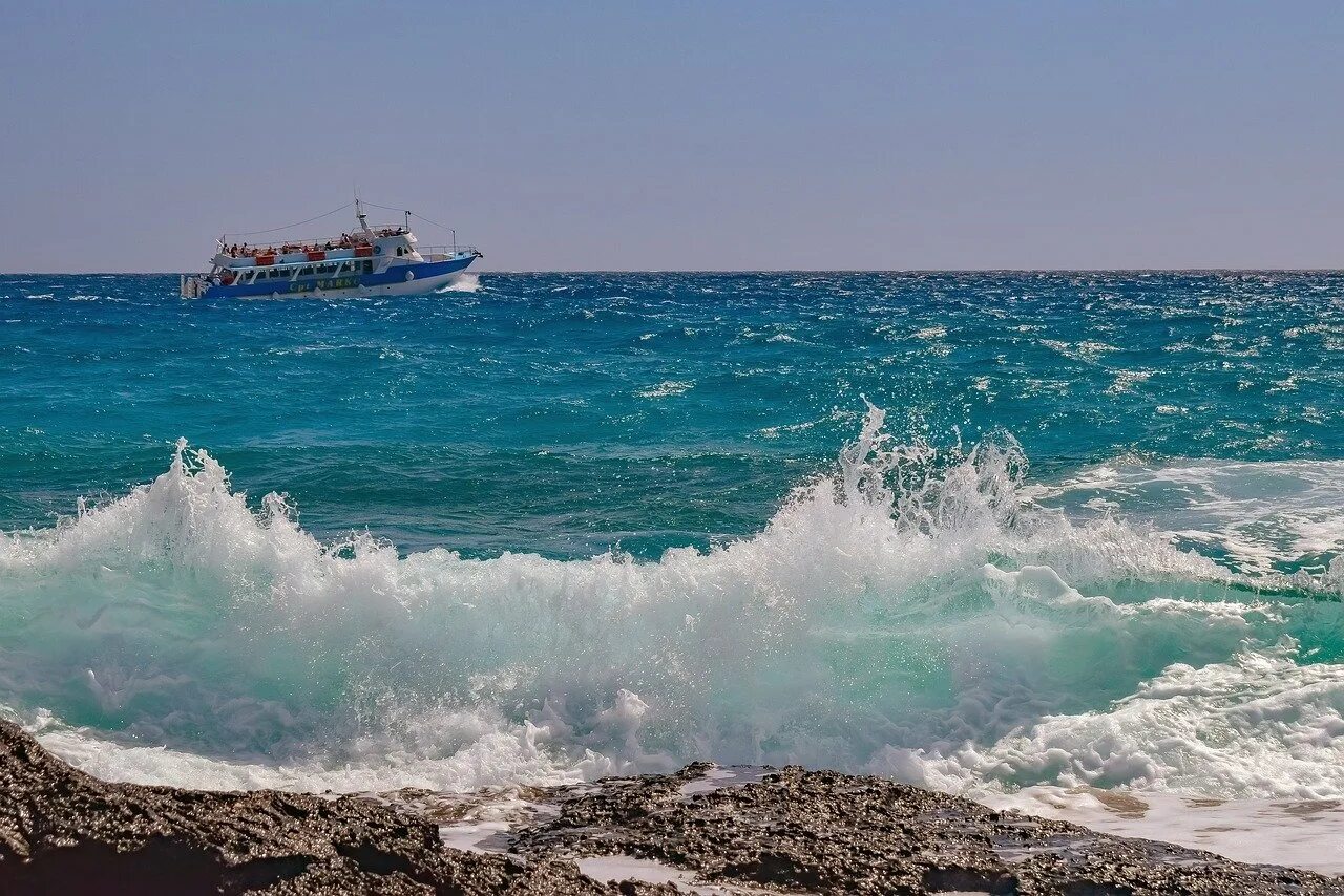 Крымская волна. Море. Кипр море. Морская волна.