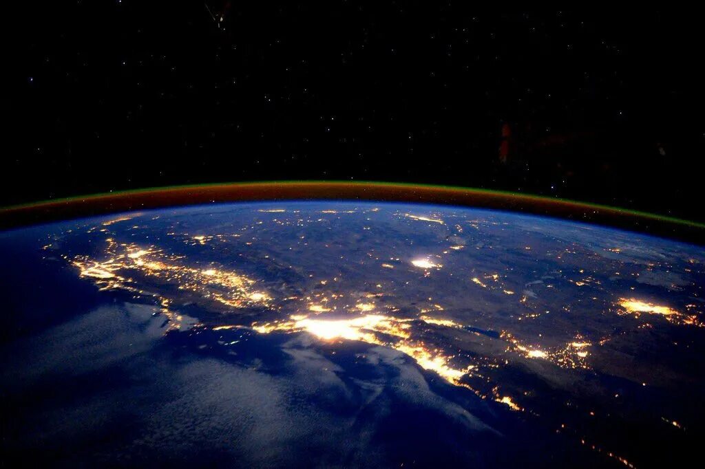 снимки земли из космоса. земля сошла с орбиты. почему планеты не сходят с орбиты. земля сошла с орбиты. фотографии космоса.