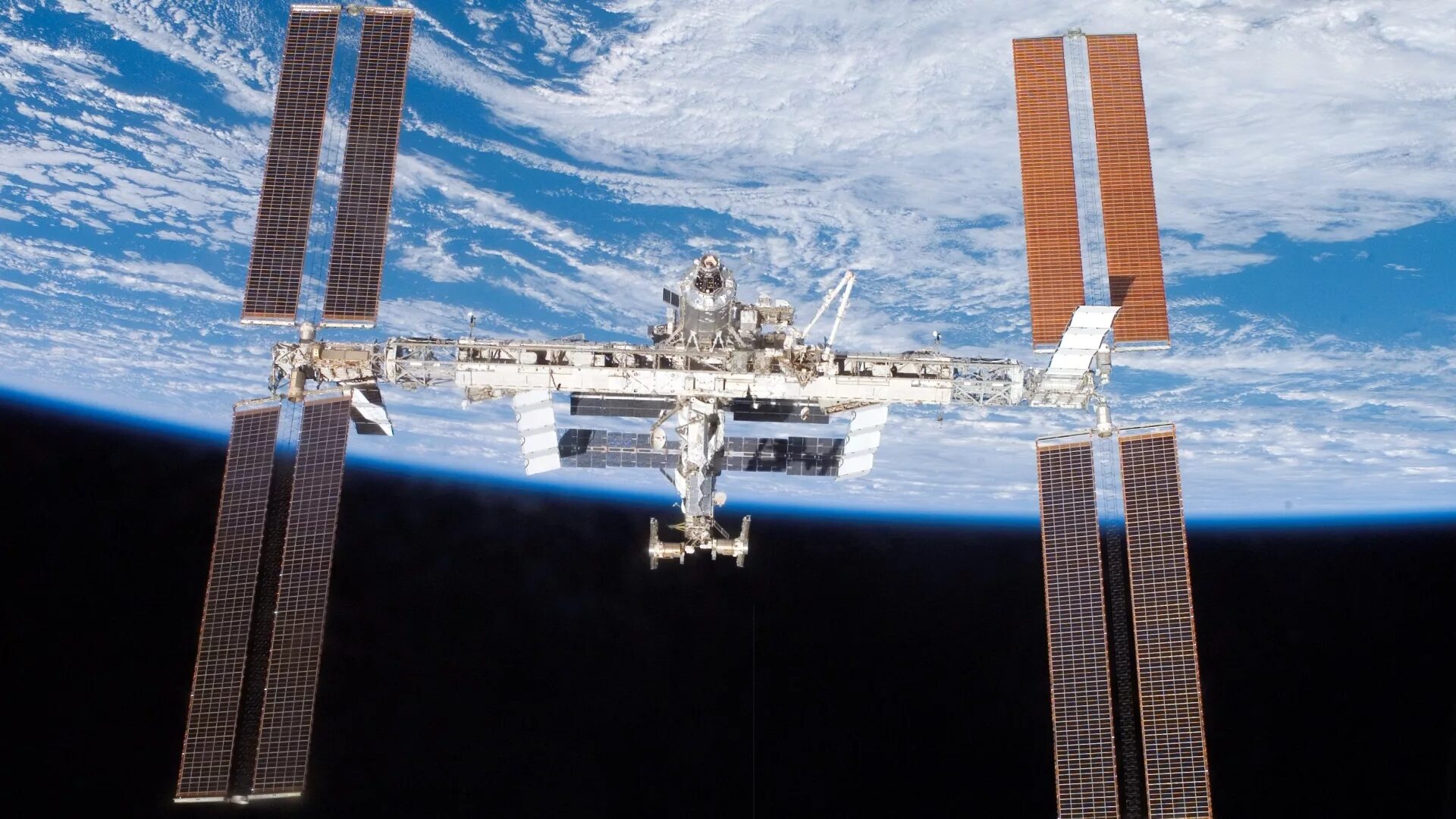 Как называется самый большой космический аппарат. Космическая станция МКС. ISS Космическая станция. Международная орбитальная станция МКС. Спейс станция орбитальная.