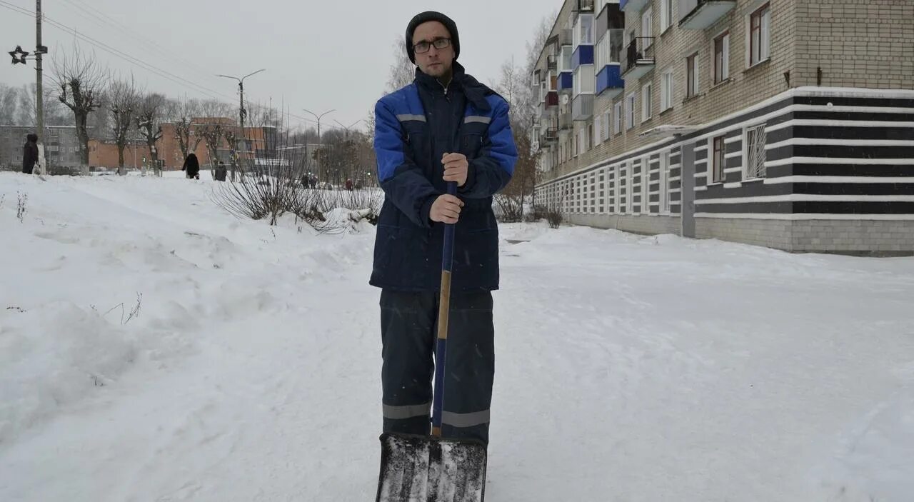 Коммунальщики убирают. Дворников жэк. Дворник зимой. Дворников жэк. Дворников жэк.