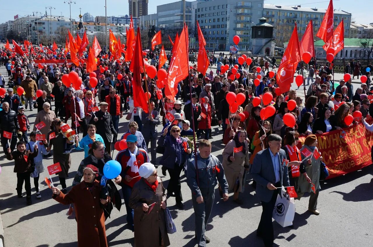 1 мая закрывают. Шествие 1 мая. Екатеринбург шествие 1 мая. КПРФ 1 мая шествие в Москве. Парад Асбест.