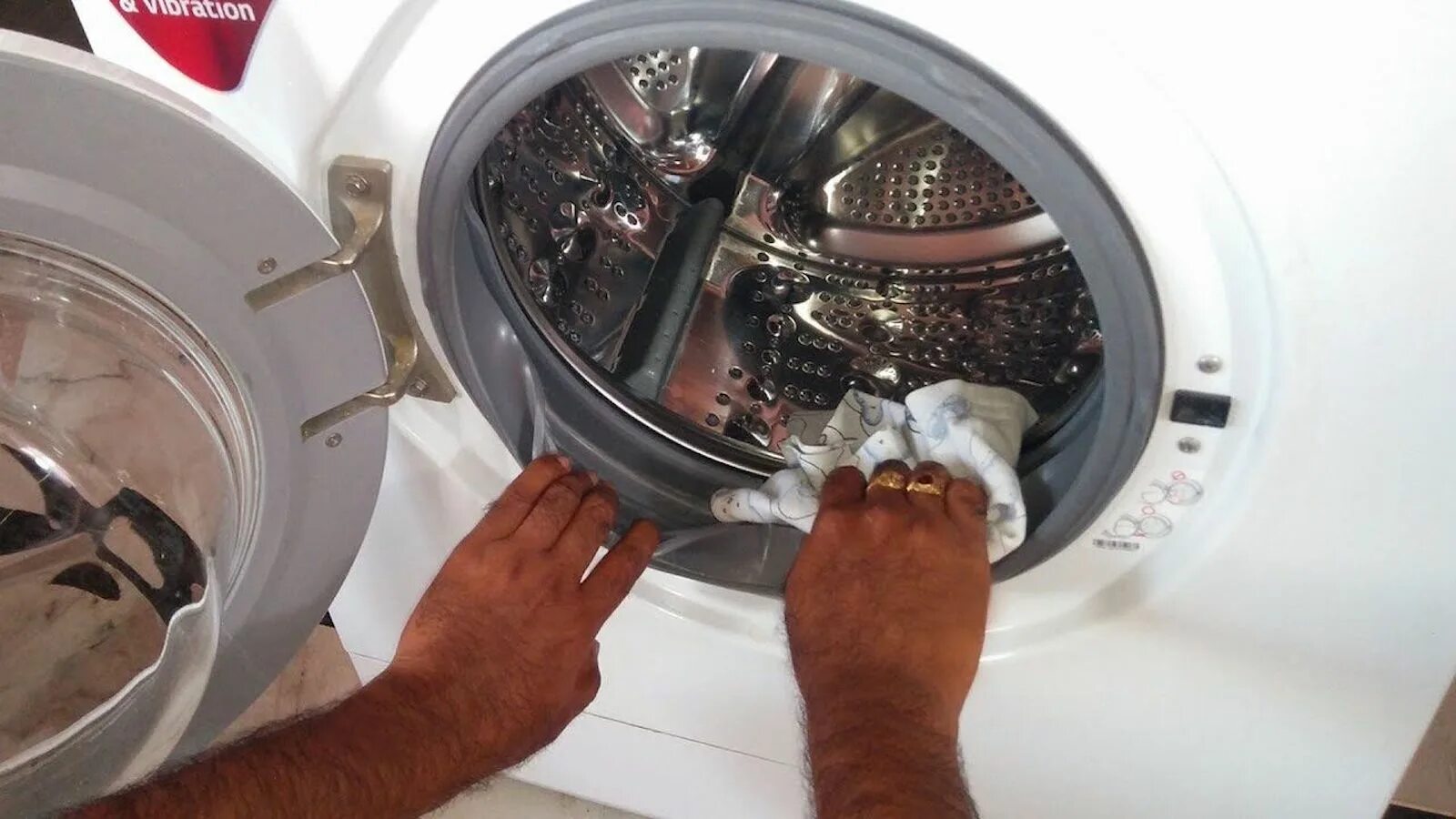 Очистка стиральной машины автомат. Для очистки стиральной машины. Мытье стиральной машины. Очистка стиральной машины от накипи. Грязная стиральная машина.