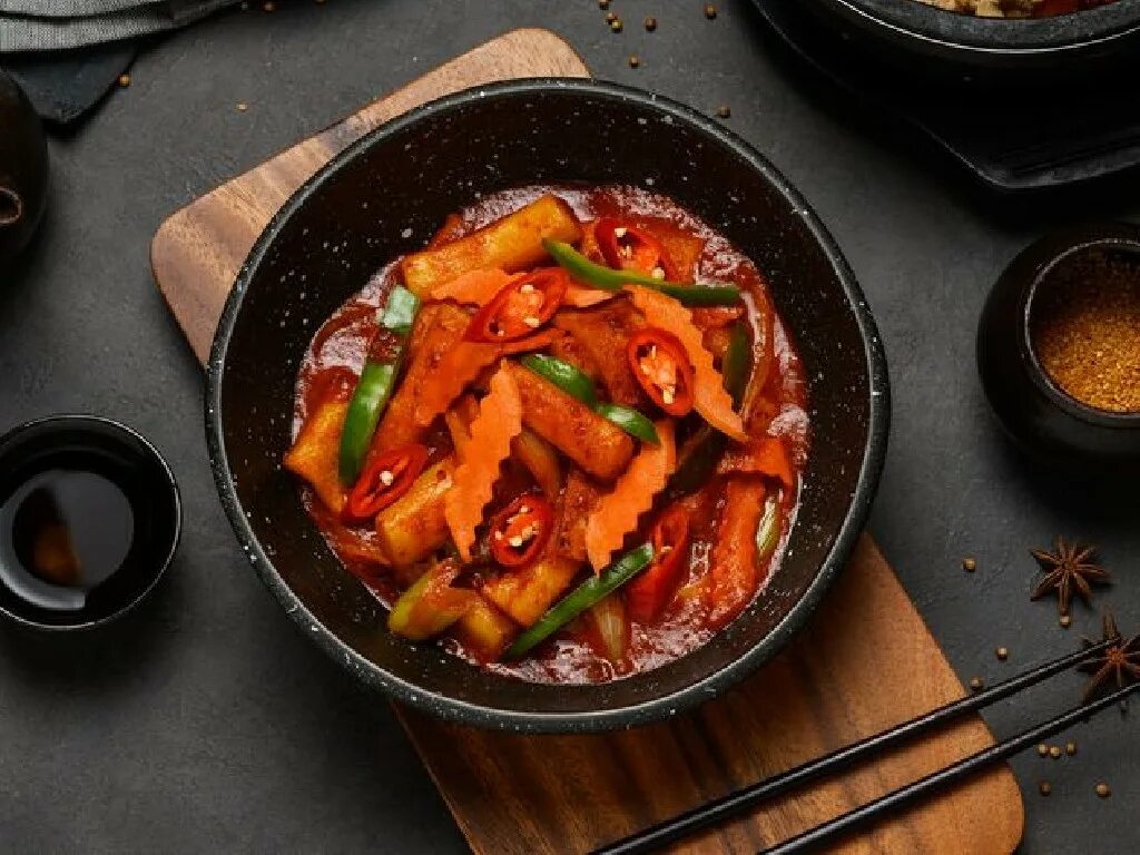 Токи корейская кухня. Клецки токпокки. Токи корейская кухня. Токпокки кимчи. Токи корейская кухня.