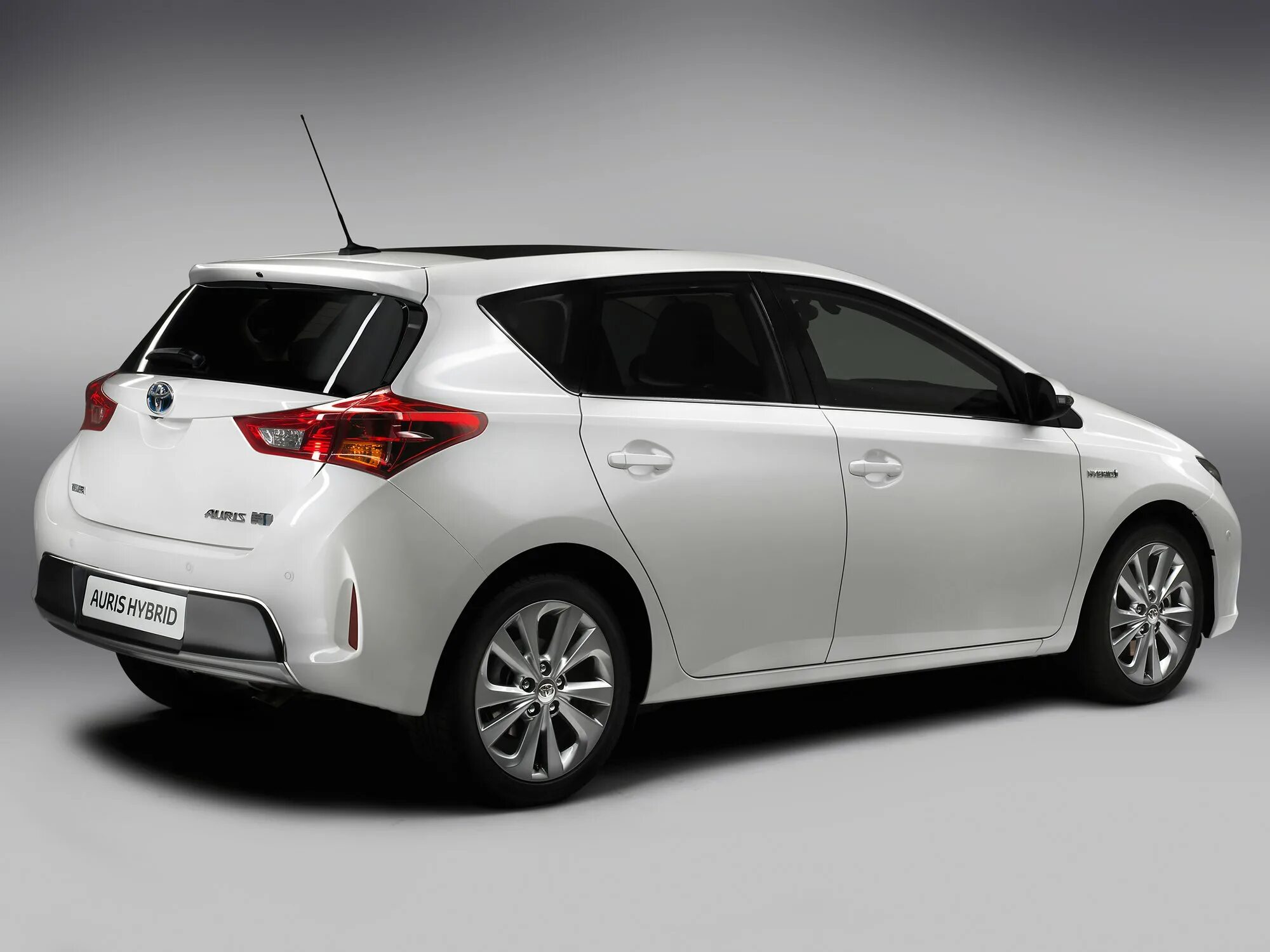 Тойота аурис хэтчбек. Тойота аурис гибрид. Toyota Auris Hybrid 2013. Новая Тойота аурис 2013.