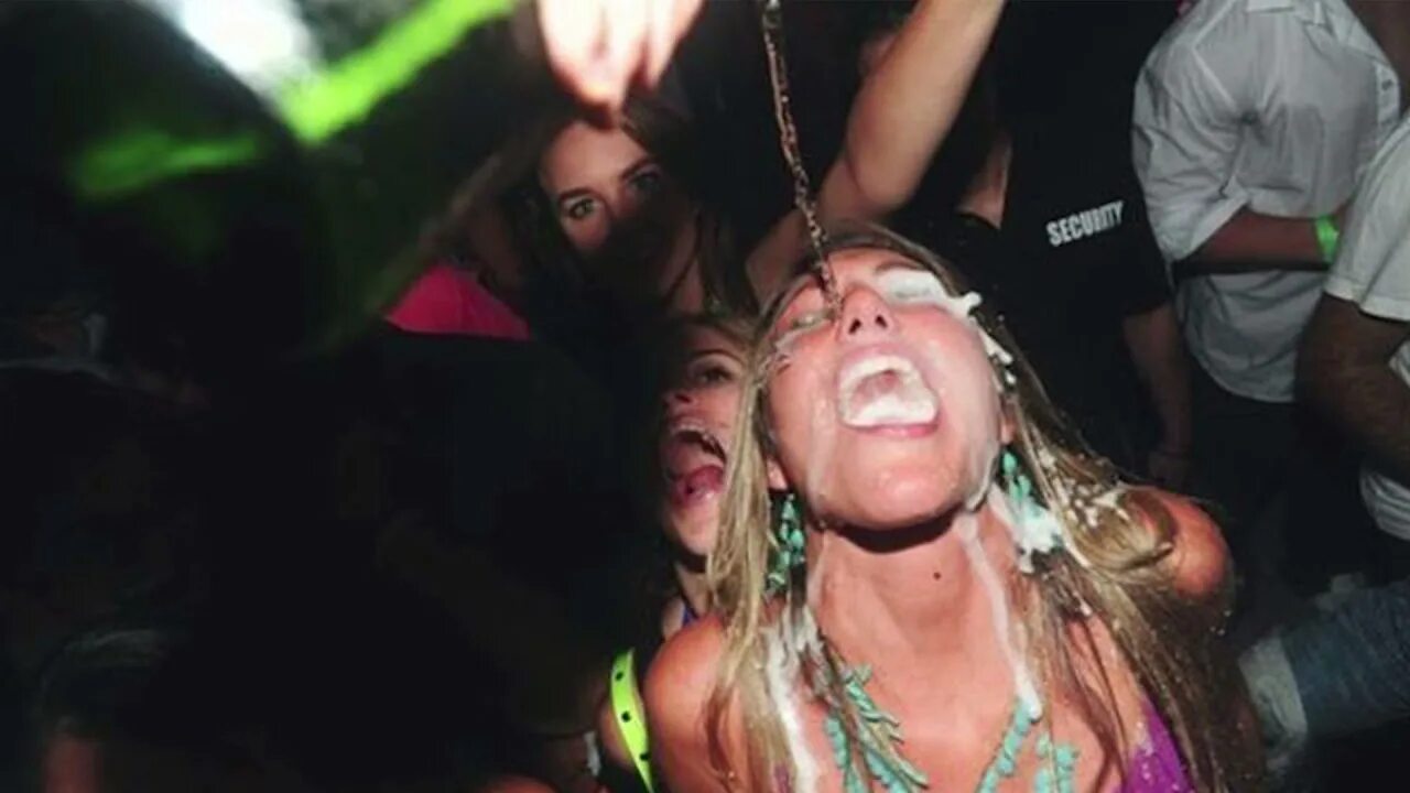 толпа женщин писает