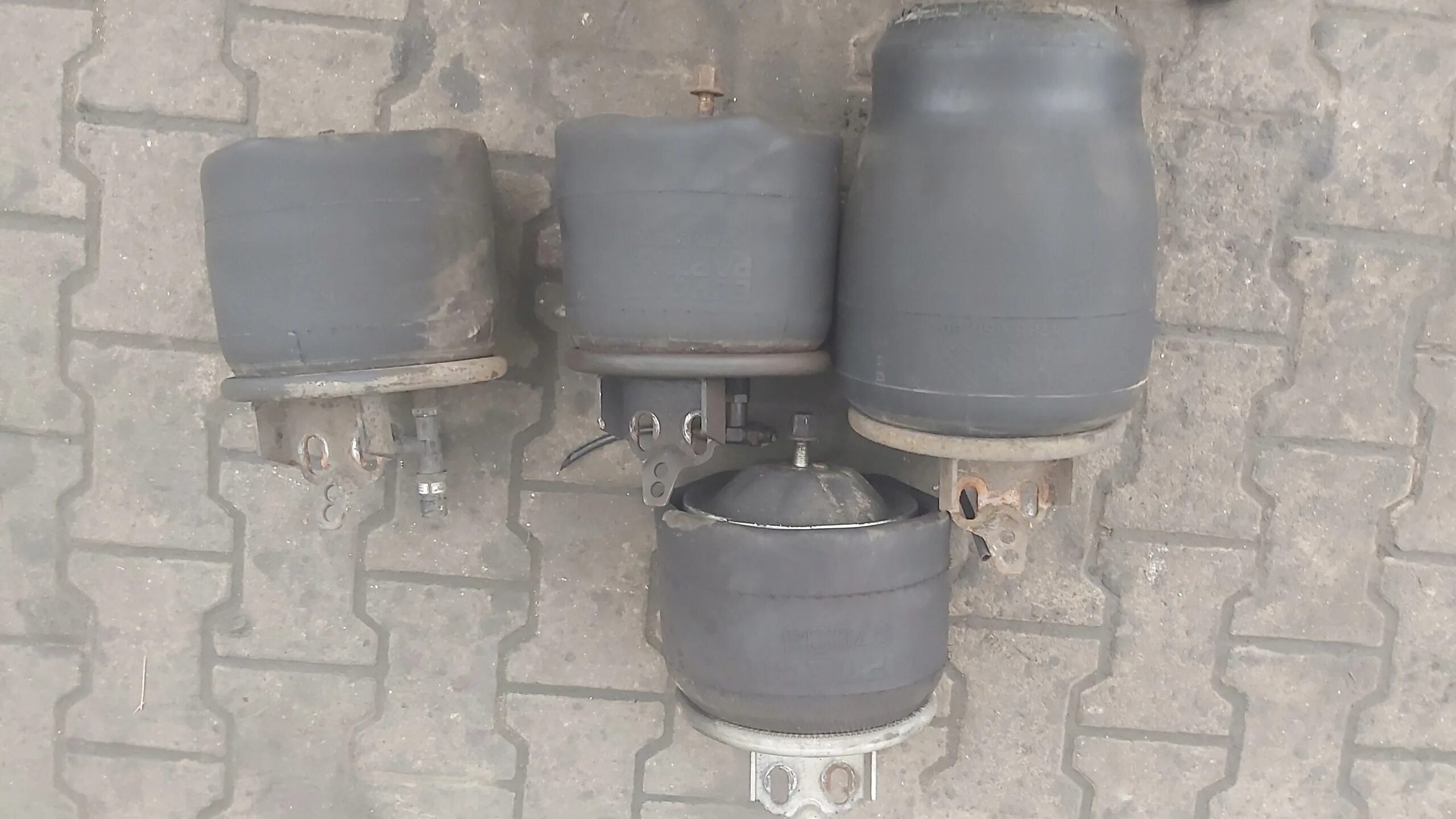 Подушка вольво fh12 задняя. Пневморессора вольво 1r2a460295. Пневмоподушка volvo fh12. Подушка задняя вольво fh12 подвески. Подушки вольво fh12.