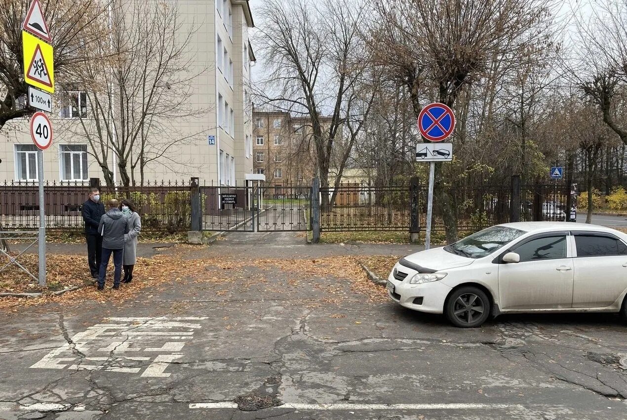 Безопасный подъезд для машин около школы. Покажи машину возле школы появится. 23 Школа Череповец остановки. Знак который ставят возле школ. Остановка возле школы