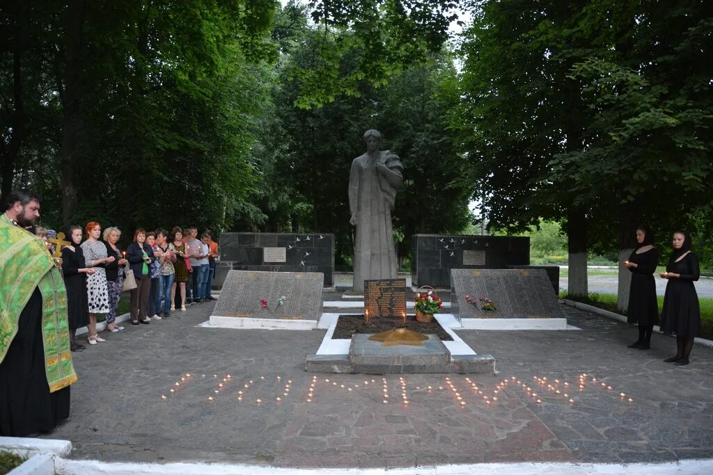 мемориал скорбящая павловск. освобождение города орла. змиевка. пгт змиевка свердловский район орловская область. день змиевки орловская область.