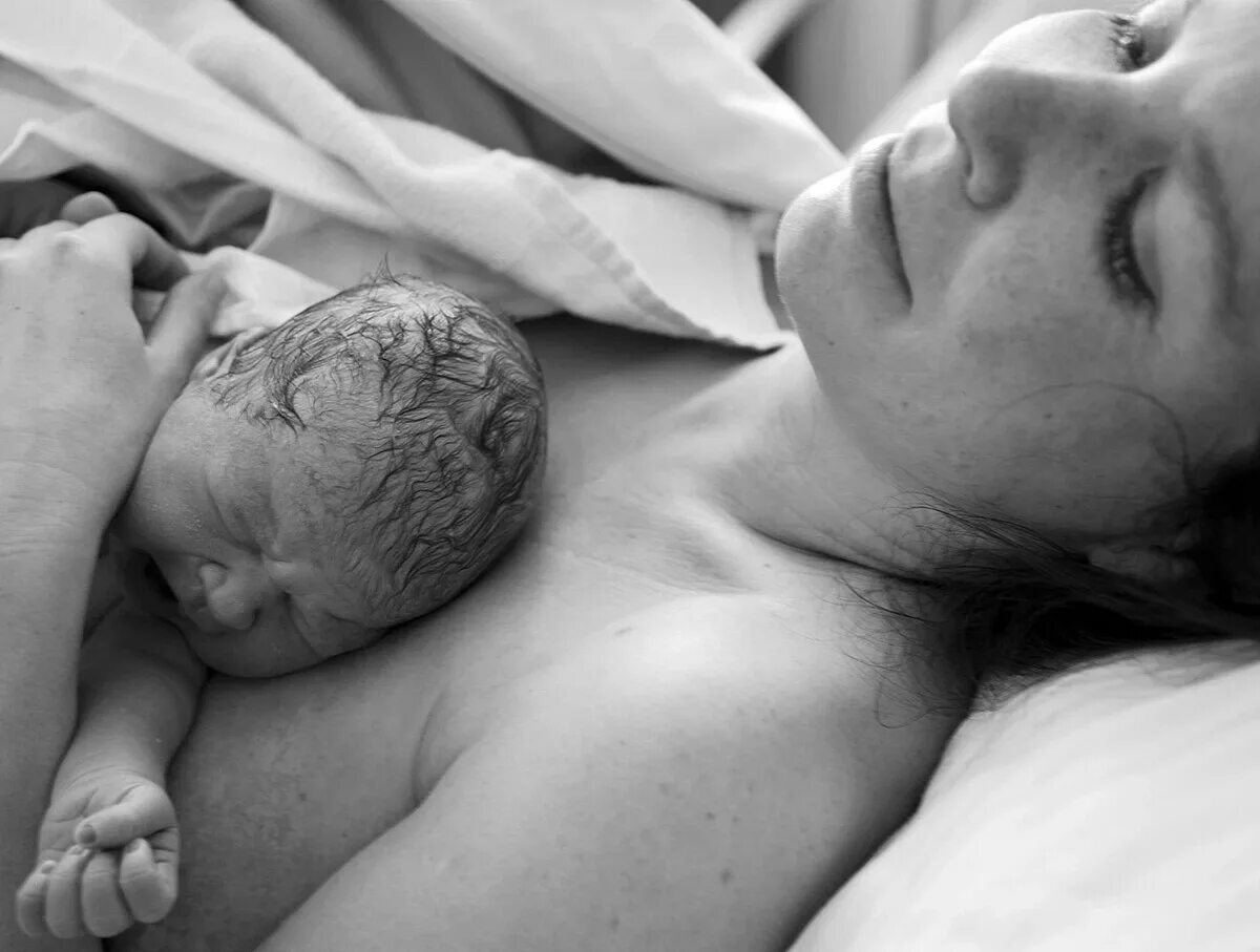 После родов можно спать. Роженица с новорожденным ребенком.