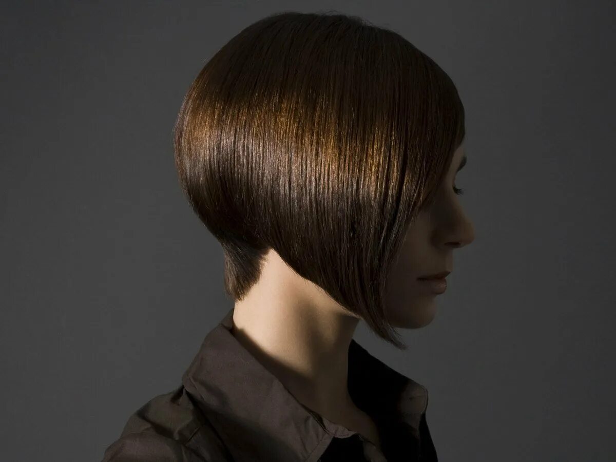 Градуированный боб 2022. Каре пикси боб затылок. Стрижка боб-каре. Градуированный боб каре затылок. Каре на ножке объемная с челкой.