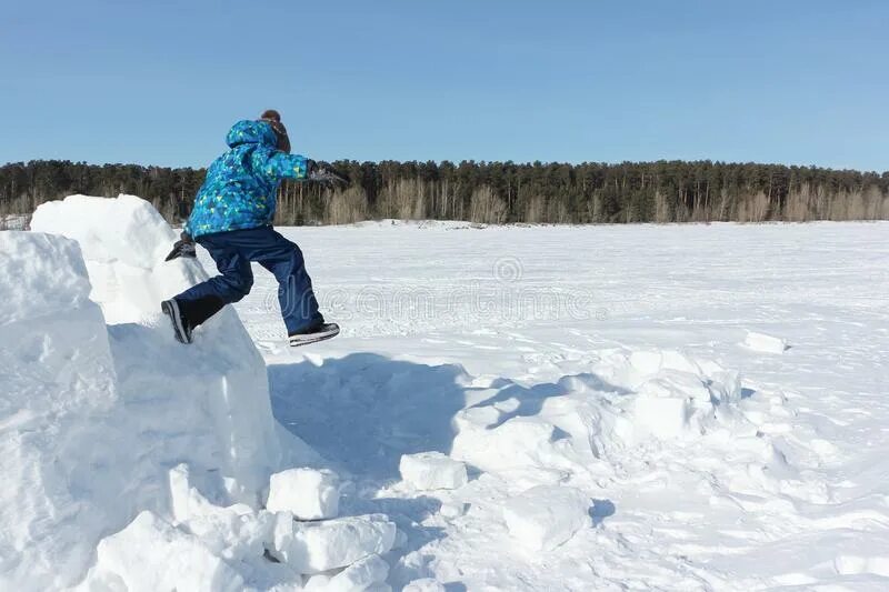 Картинка мальчики прыгают в снег.