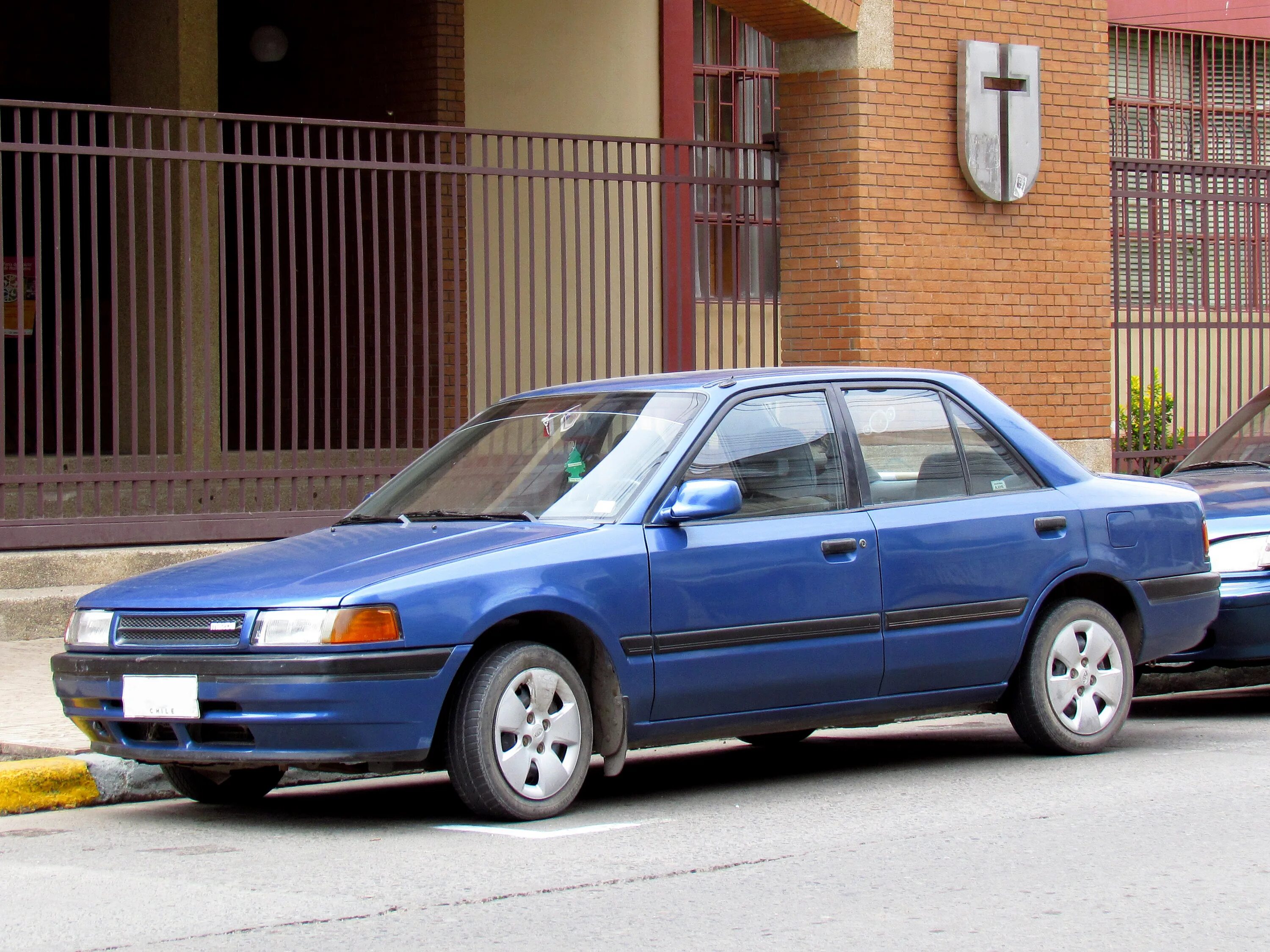 Мазда 1990 года. Мазда 323 GLX. Мазда 323 седан 1991. Mazda familia 323 седан 1990. Мазда 323 bg седан.