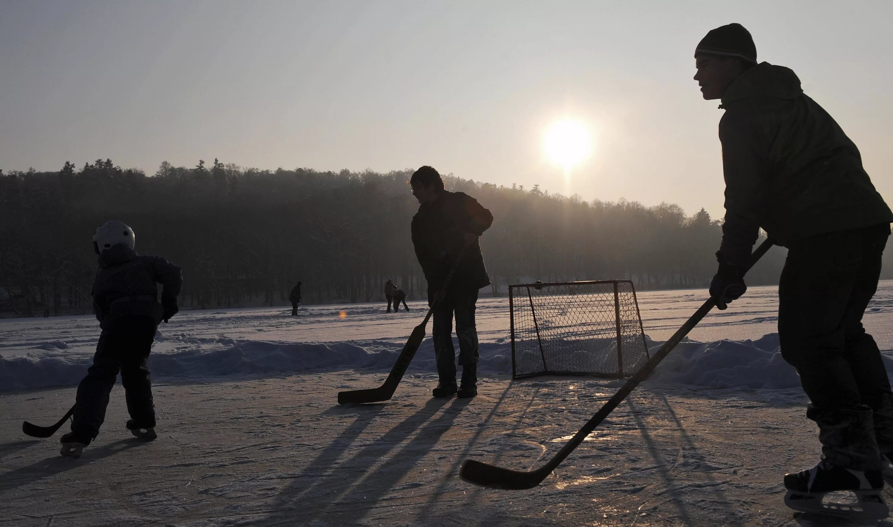хоккей во дворе. детский дворовый хоккей. дворовый хоккей. шайба для хоккея. детский дворовый хоккей.