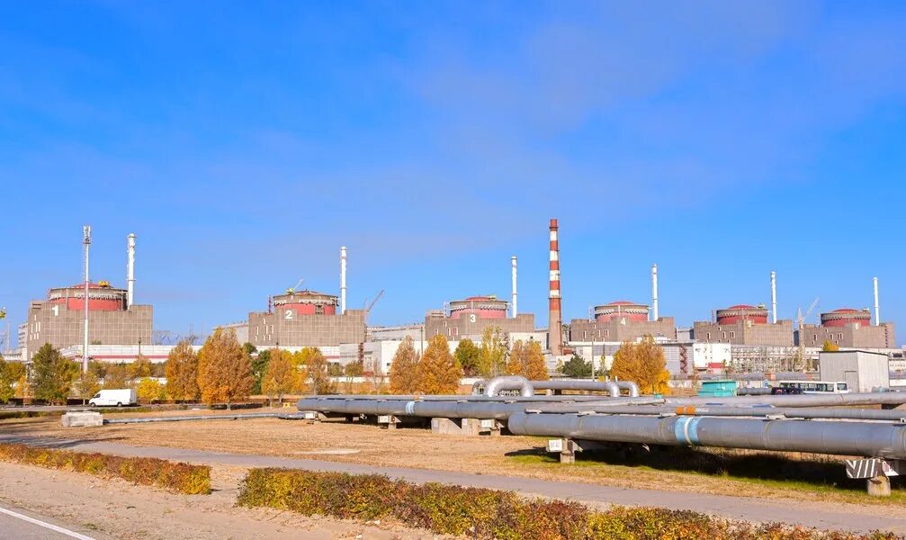Мощность запорожской аэс. Запорожская АЭС. Атомный завод в Запорожье. Запорожская АЭС фото сейчас. Запорожье АЭС фото.