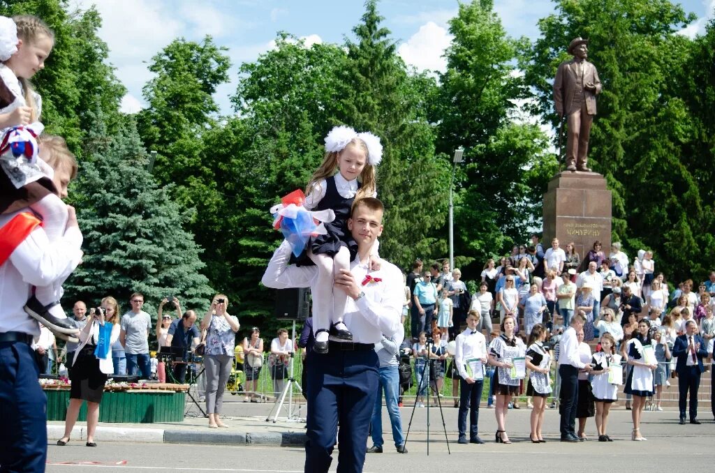 Школа 18 мичуринск. 18 Школа Мичуринск. Последний звонок Мичуринск. Площадь имени Мичурина. Мичуринск последний звонок 2019.