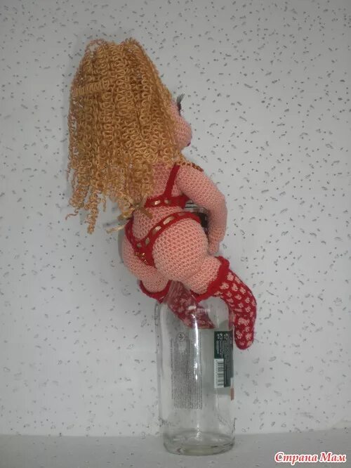 Кукла на стеклянной бутылке. Кукла из бутылки. Куклы из стеклянных бутылок. Бутылка кукла сделать. Из папье-маше куклы на бутылке.