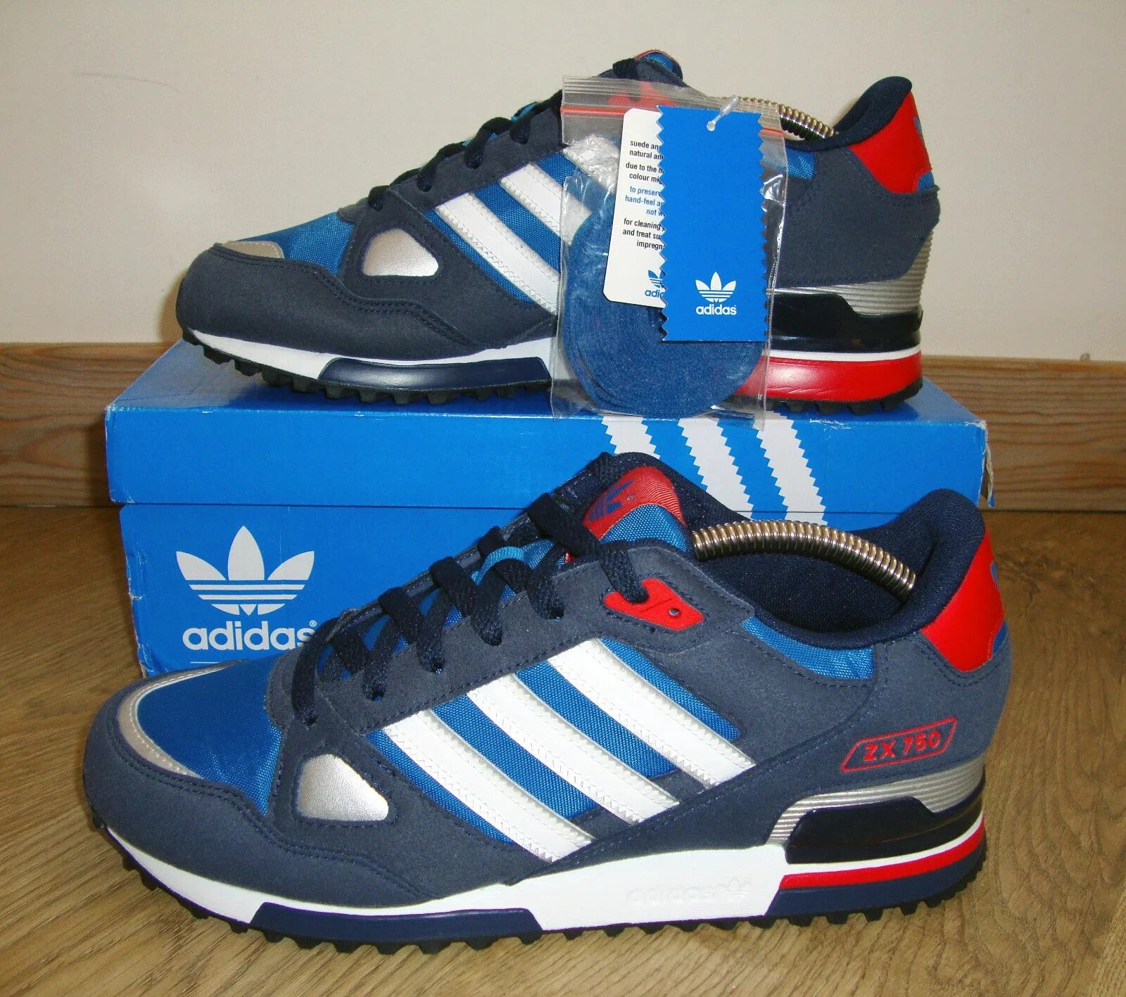 Адидас красно синие. Adidas кроссовки zx750 Blue White. Adidas ZX 750 White-Red. Кроссовки adidas ZX 750 Blue. Adidas ZX 750 синие.