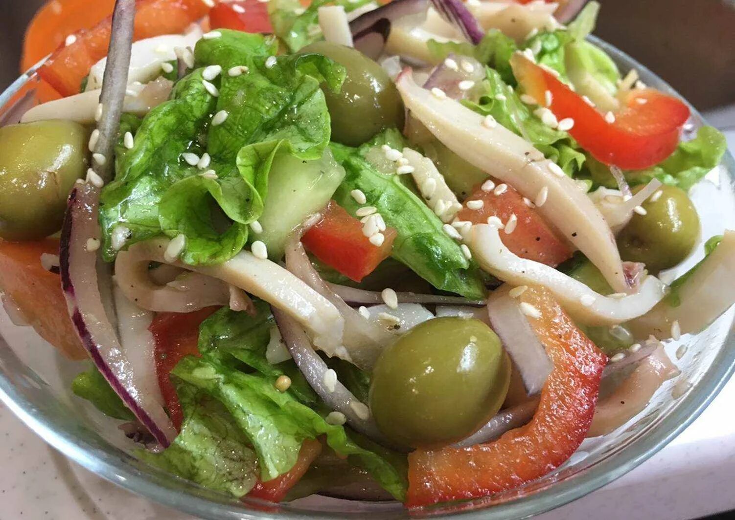Салат с кальмарами. Салаты без майонеза. Салат с кальмарами и овощами. Салат с кальмарами и свежими овощами