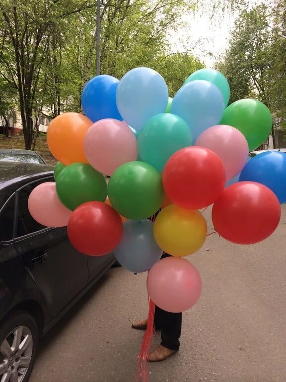 Надув гелиевых шаров. Шары гелевые надутые. Разноцветные шары гелиевые. Воздушные шары надутые воздухом. Гелиевые шары на улице.